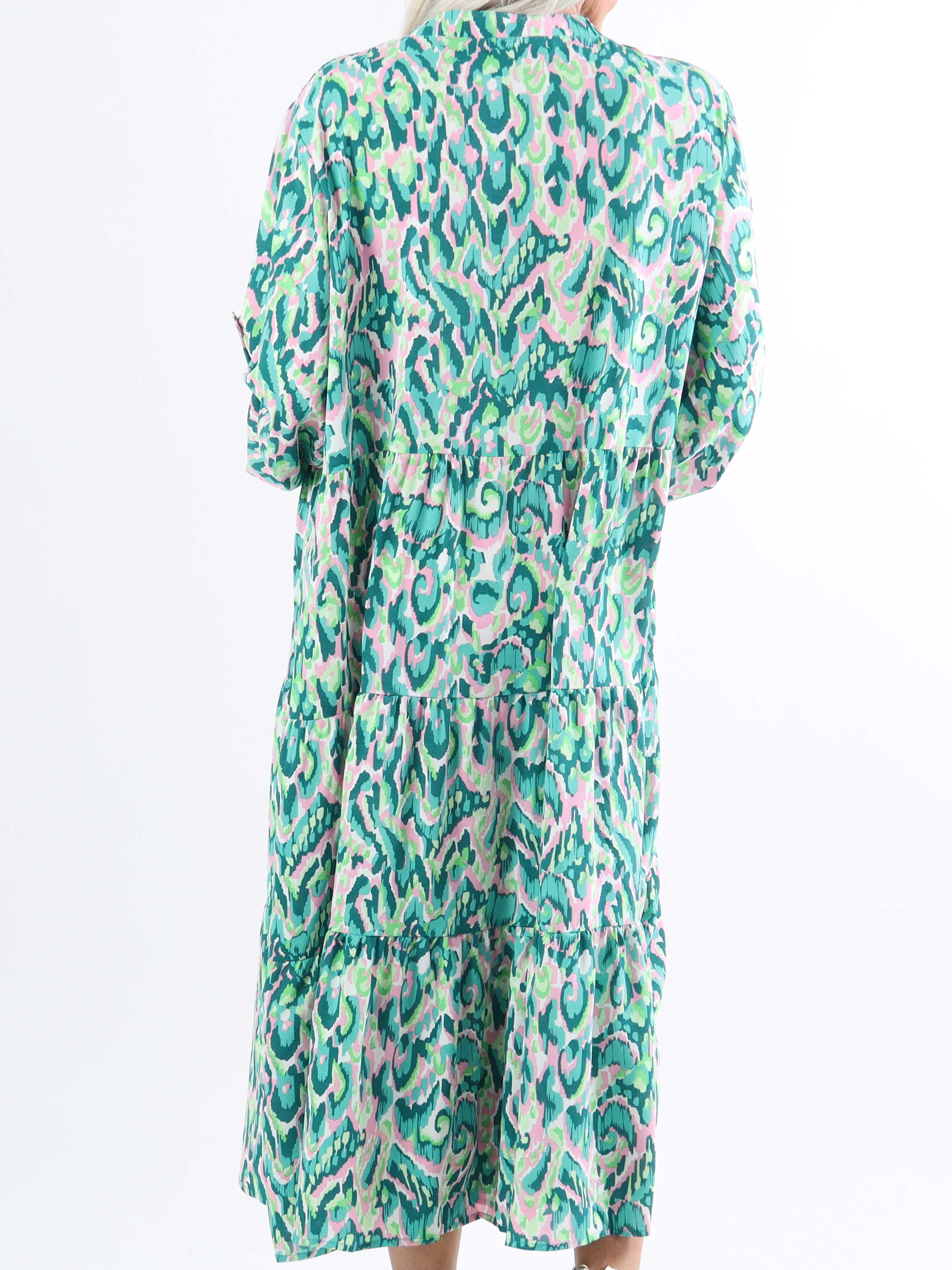 Lia - Mønstret farvet plus size kjole med lag på lag look